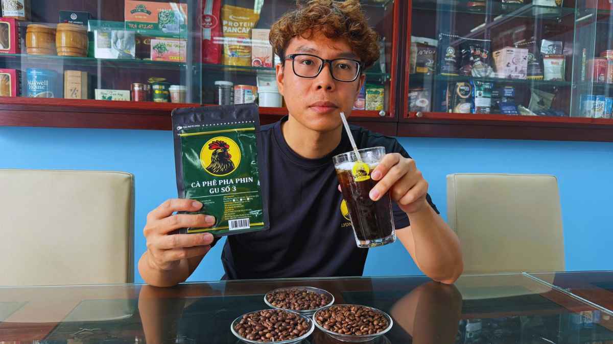 Ly cà phê phin gu số 3 rang Medium-Dark, vị đậm truyền thống và hậu ngọt.