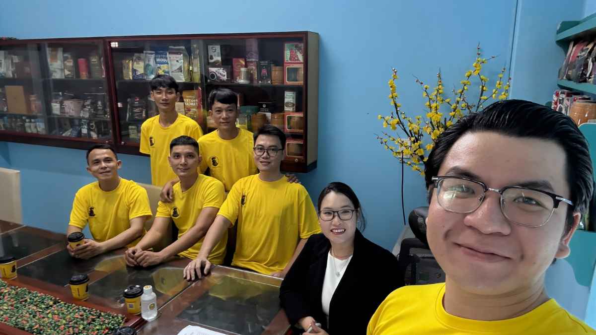 Gia đình cùng uống cà phê gu số 6 sữa đá, vị đậm vừa, hậu béo.