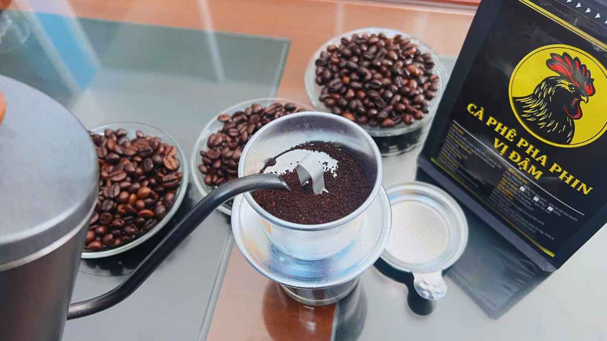 Gia đình thưởng thức cà phê phin vị đậm vào buổi sáng, gu truyền thống.