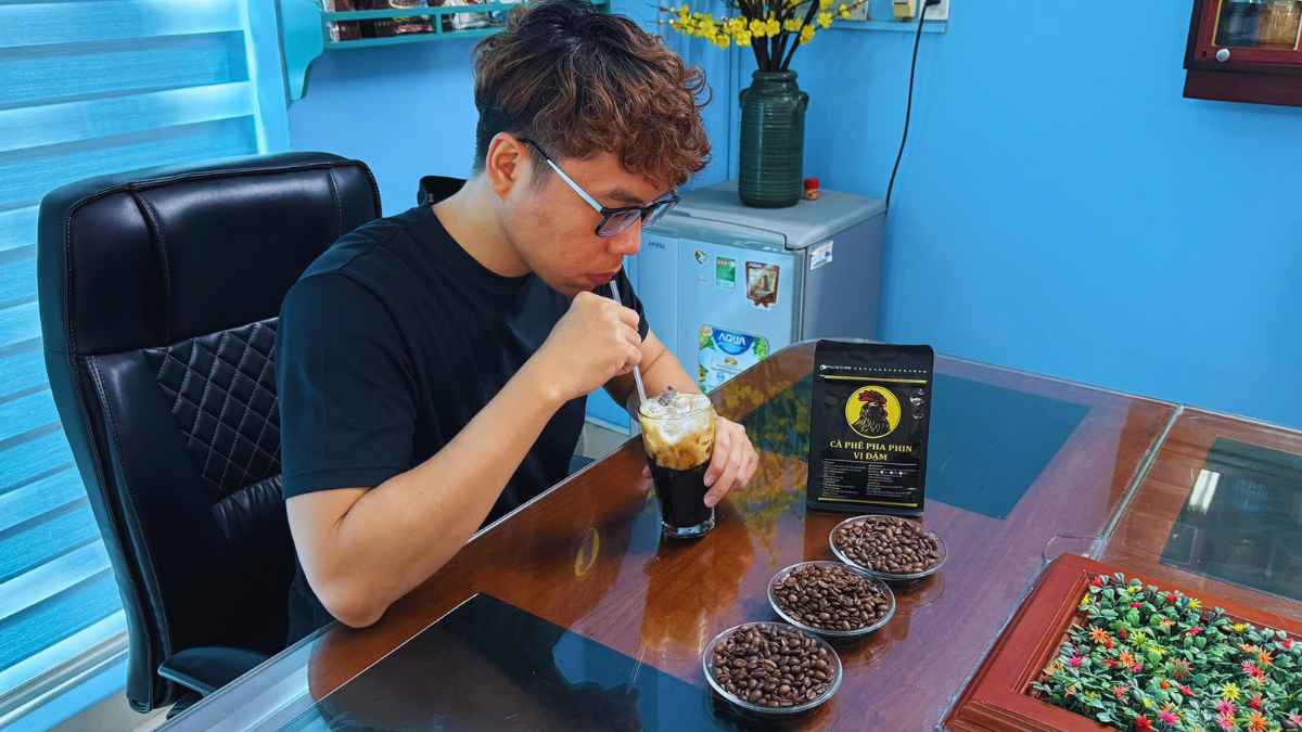 Ly cà phê phin vị đậm truyền thống Việt Nam, rang dark roast Robusta.