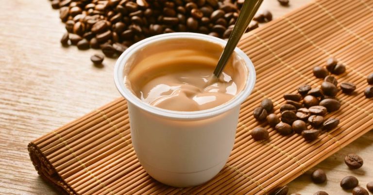 Cách làm sữa chua cà phê đánh đá thơm ngon tại nhà