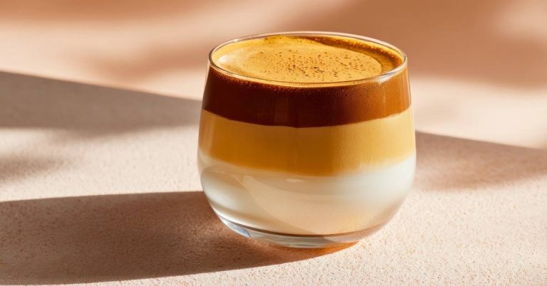 Cách pha cafe sữa đá 3 tầng đẹp mắt hấp dẫn