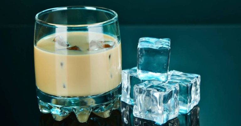 Cách pha cafe sữa với rượu Baileys thơm ngon độc đáo