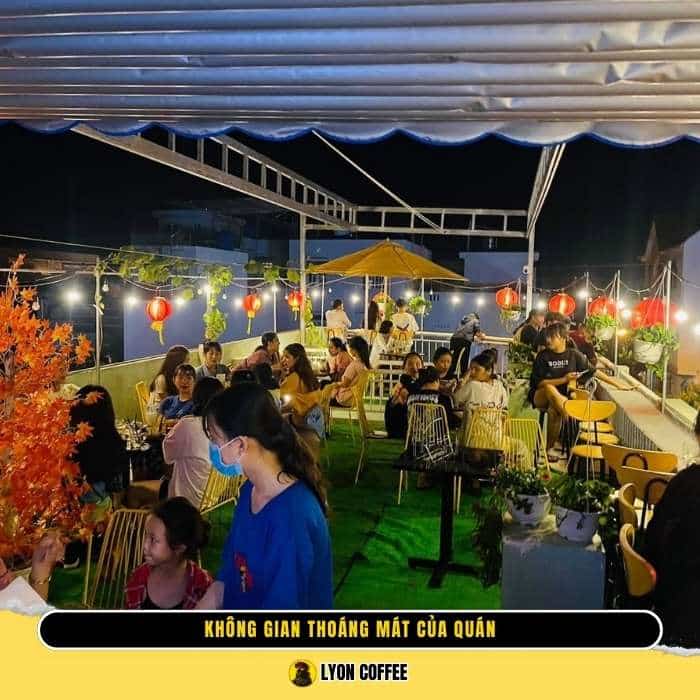 Không gian thoáng mát của quán Cafe 888 Hưng Yên 