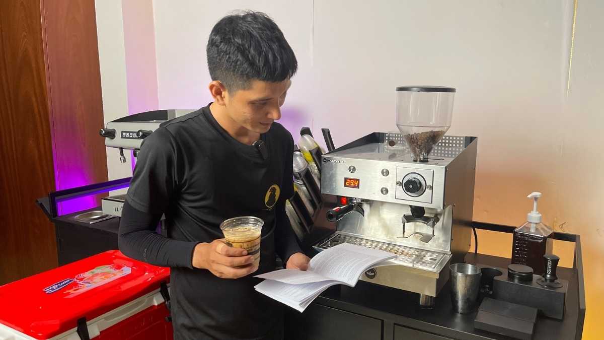  Nhân viên Lyon Coffee pha cà phê bằng máy espresso hiện đại tại Kiên Giang