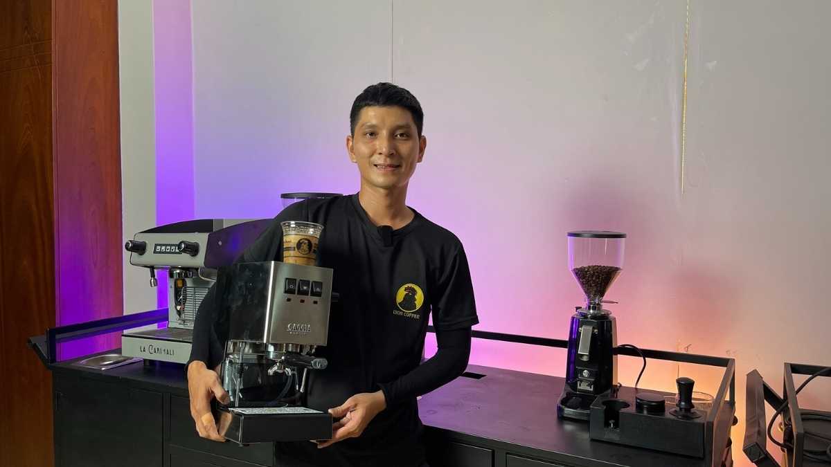  Barista pha chế cafe bằng máy espresso tại Quận 2