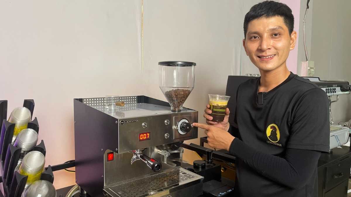  Nhân viên Lyon Coffee pha cà phê bằng máy espresso hiện đại tại Bình Dương