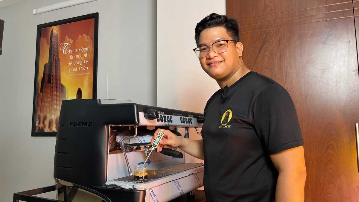  Nhân viên Lyon Coffee pha cà phê bằng máy espresso hiện đại tại Đồng Nai