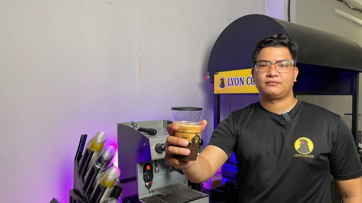  Nhân viên Lyon Coffee pha cà phê bằng máy espresso hiện đại tại Hà Nội