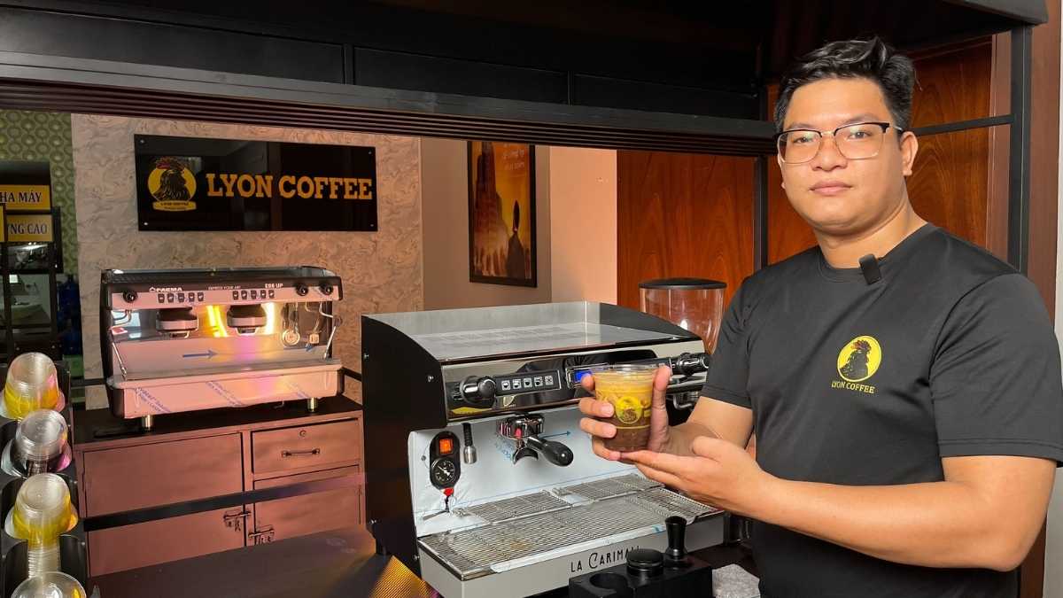  Nhân viên Lyon Coffee pha cà phê bằng máy espresso hiện đại tại Vĩnh Long