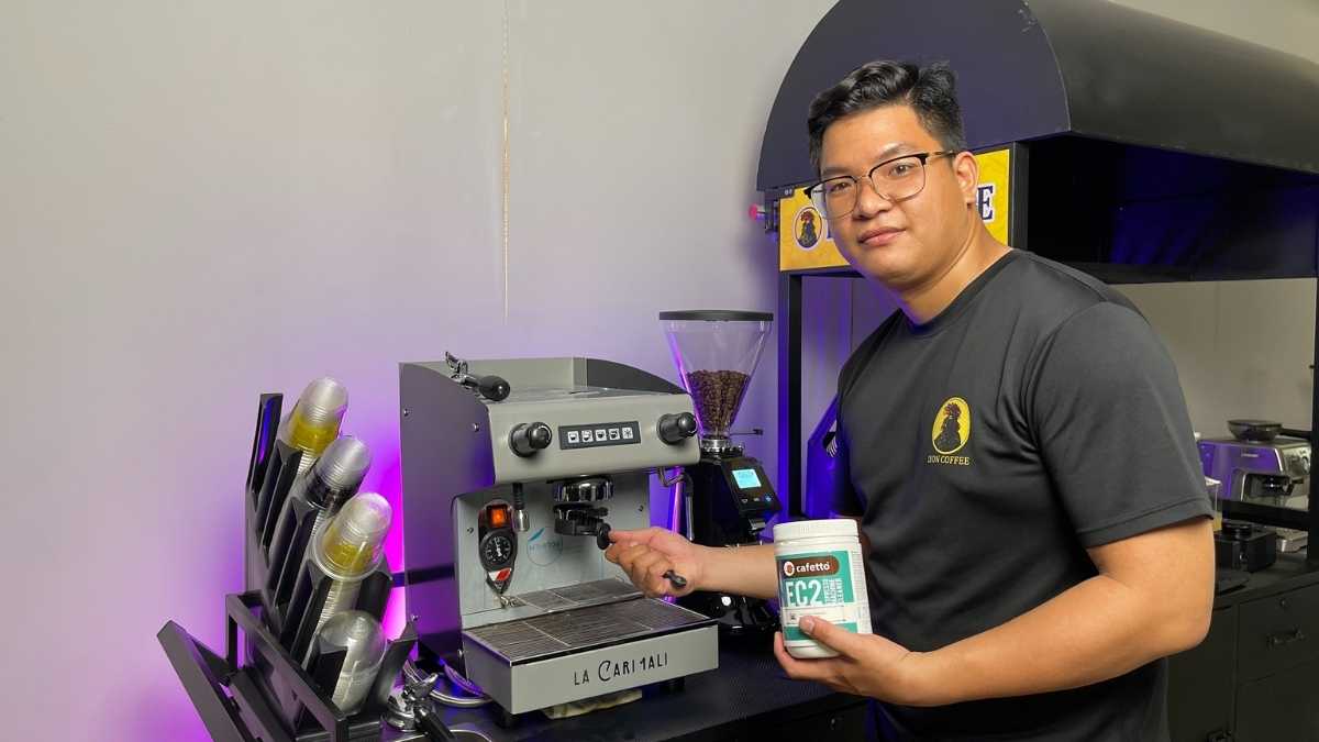  Nhân viên Lyon Coffee pha cà phê bằng máy espresso hiện đại tại Trà Vinh