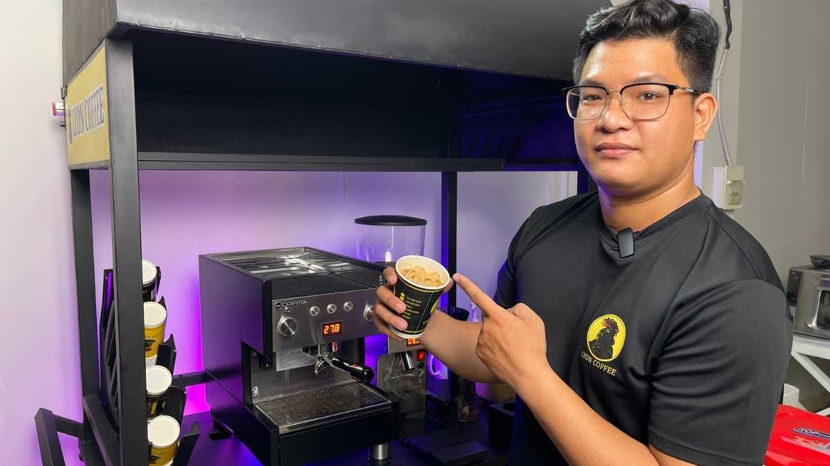  Nhân viên Lyon Coffee pha cà phê bằng máy espresso hiện đại tại Tiền Giang