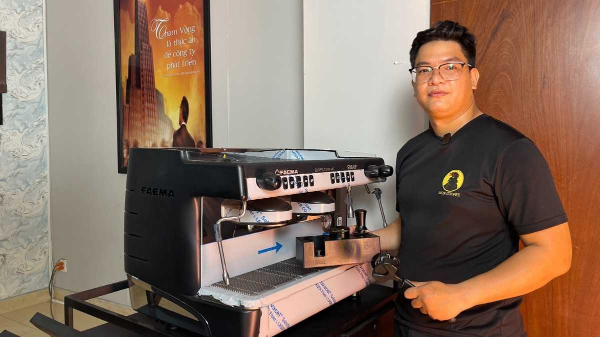  Nhân viên Lyon Coffee pha cà phê bằng máy espresso hiện đại tại Thái Bình