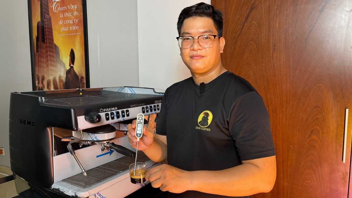  Nhân viên Lyon Coffee pha cà phê bằng máy espresso hiện đại tại Tây Ninh