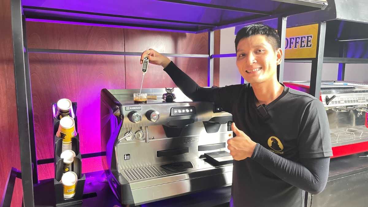  Barista pha chế cafe bằng máy espresso tại Quận 4