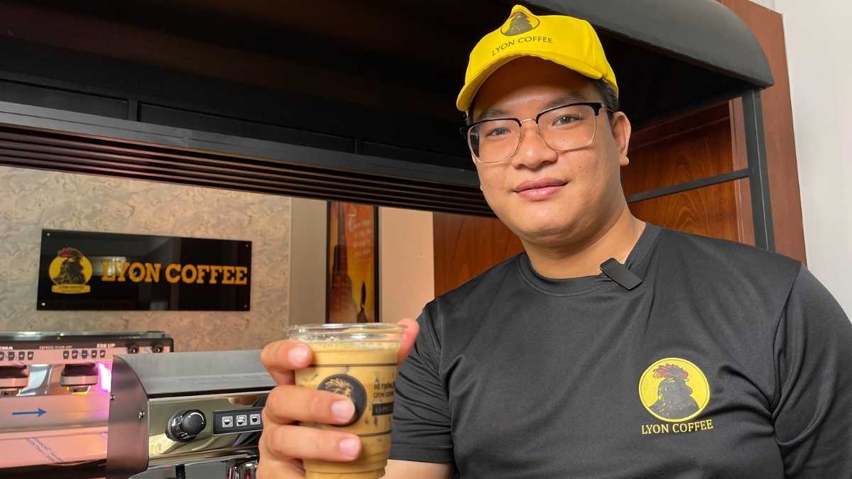  Nhân viên Lyon Coffee pha cà phê bằng máy espresso hiện đại tại Quảng Nam