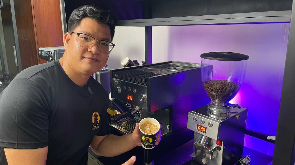  Nhân viên Lyon Coffee pha cà phê bằng máy espresso hiện đại tại Quận 9
