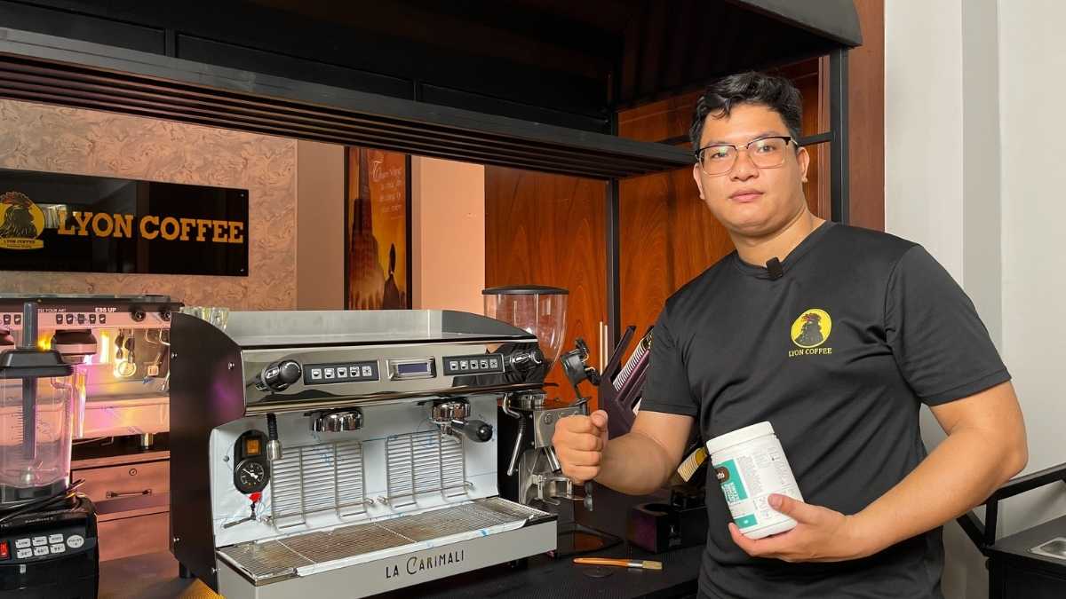  Nhân viên Lyon Coffee pha cà phê bằng máy espresso hiện đại tại Phú Yên