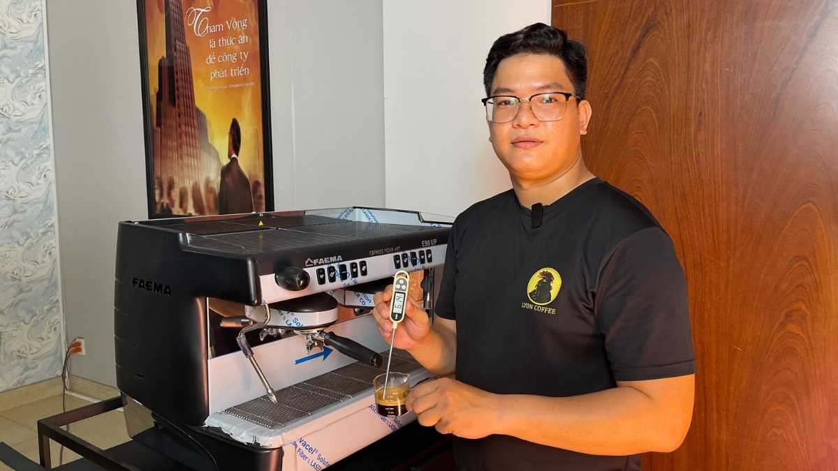  Nhân viên Lyon Coffee pha cà phê bằng máy espresso hiện đại tại Ninh Thuận
