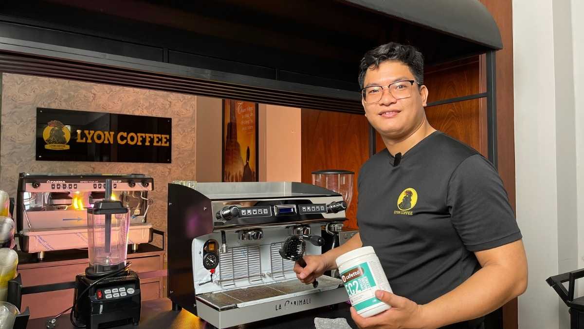 Nhân viên Lyon Coffee pha cà phê bằng máy espresso hiện đại tại Ninh Bình