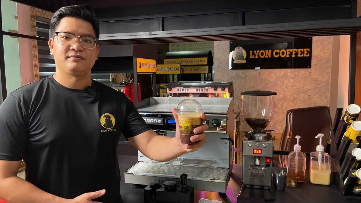  Nhân viên Lyon Coffee pha cà phê bằng máy espresso hiện đại tại Nghệ An