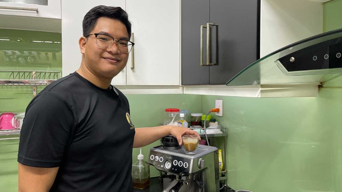  Nhân viên Lyon Coffee pha cà phê bằng máy espresso hiện đại tại Nam Định
