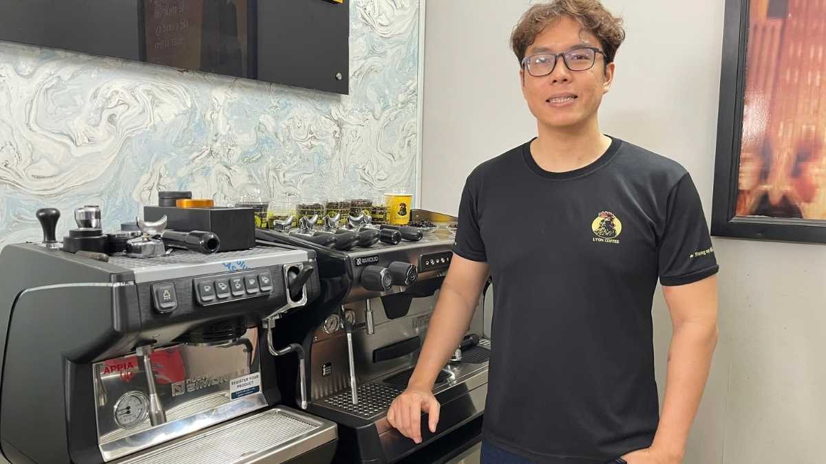  Nhân viên Lyon Coffee pha cà phê bằng máy espresso hiện đại tại Cần Thơ