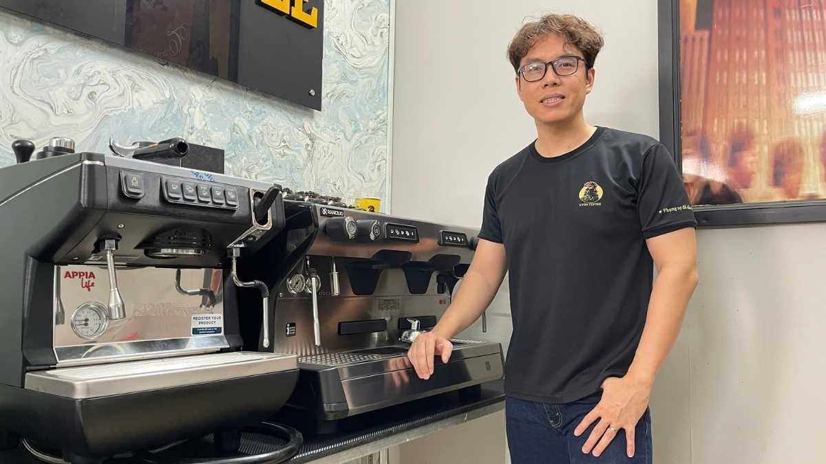  Nhân viên Lyon Coffee pha cà phê bằng máy espresso hiện đại tại Bắc Giang