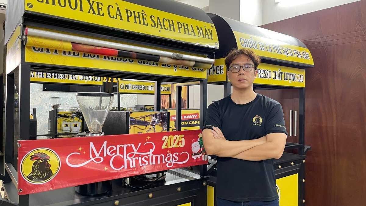  Nhân viên Lyon Coffee pha cà phê bằng máy espresso hiện đại tại An Giang