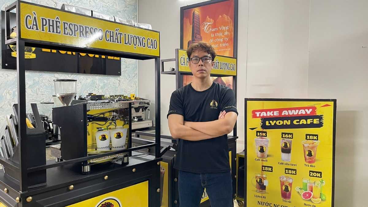  Nhân viên Lyon Coffee pha cà phê bằng máy espresso hiện đại tại Tân Phú