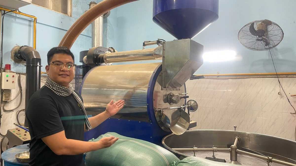  Nhân viên Lyon Coffee kiểm tra và pha chế cà phê hạt chất lượng cao tại Bạc Liêu