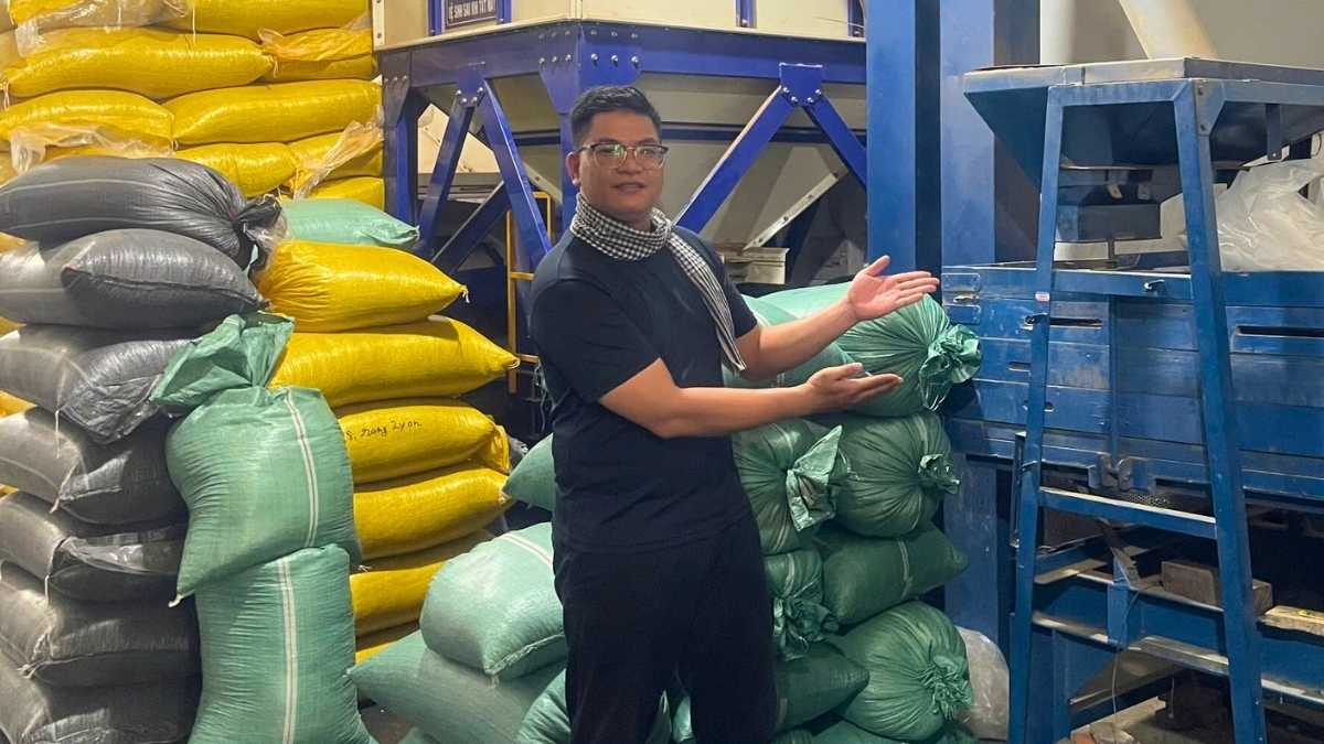  Nhân viên Lyon Coffee kiểm tra và pha chế cà phê hạt chất lượng cao tại Vũng Tàu