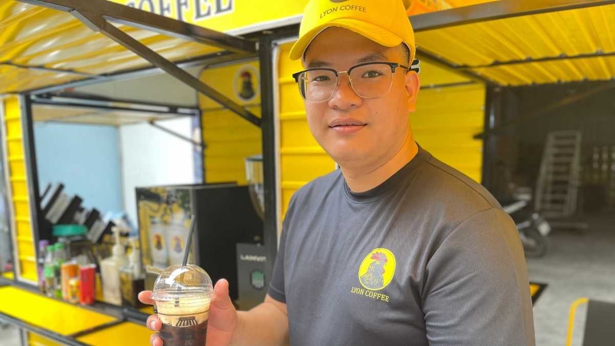  Nhân viên Lyon Coffee pha chế cà phê hạt nguyên chất tại An Giang
