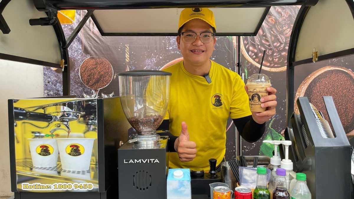  Nhân viên Lyon Coffee pha chế cà phê hạt nguyên chất tại Sóc Trăng
