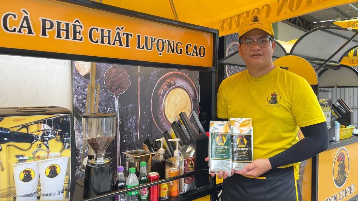  Nhân viên Lyon Coffee pha chế cà phê hạt nguyên chất tại Tân Phú