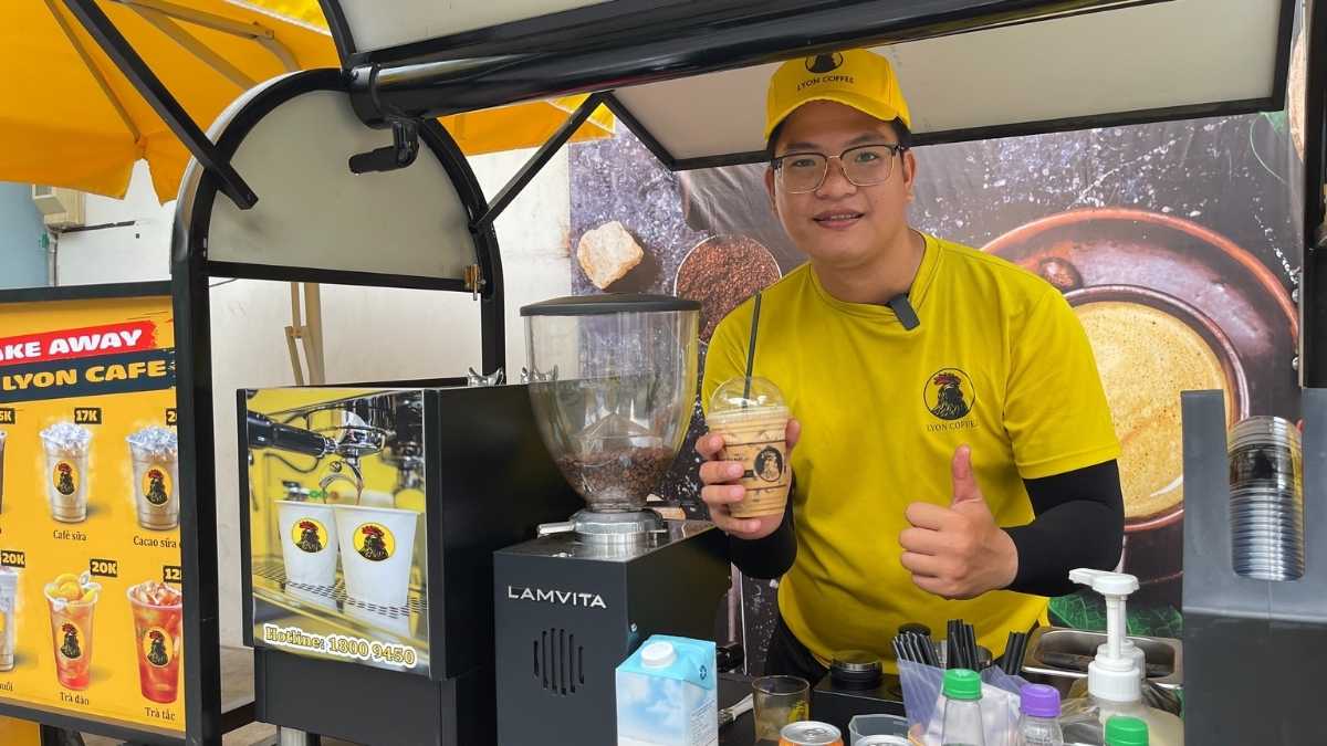  Nhân viên Lyon Coffee pha chế cà phê hạt nguyên chất tại Bình Thạnh