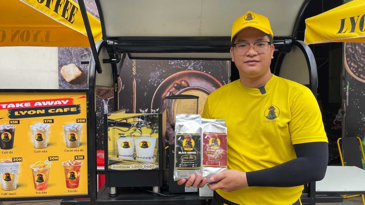  Barista đang pha chế cafe phin tại Quận 2