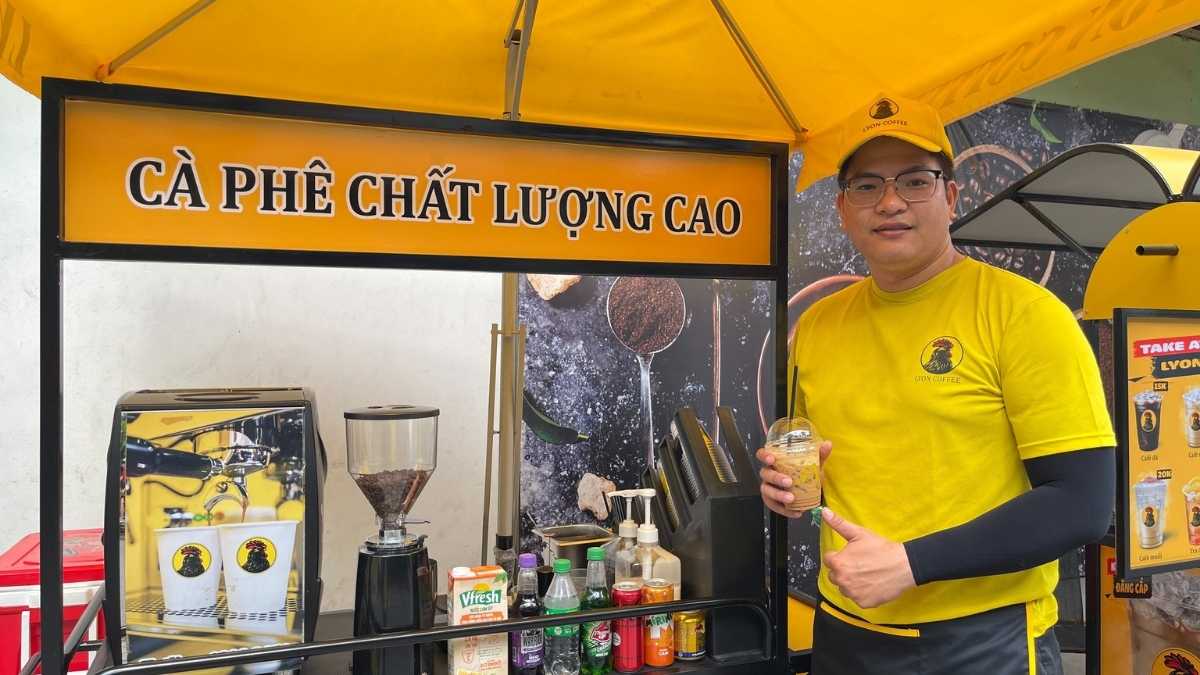  Nhân viên Lyon Coffee pha chế cà phê hạt nguyên chất tại Bình Dương