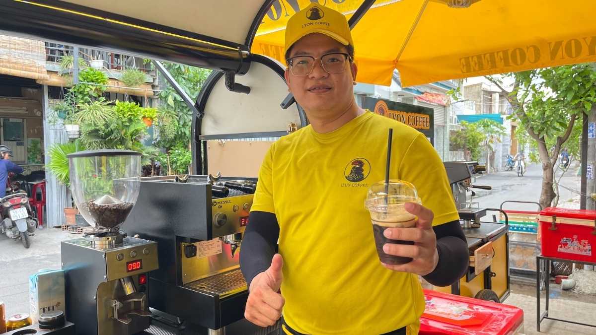  Nhân viên Lyon Coffee pha chế cà phê hạt nguyên chất tại Đồng Nai