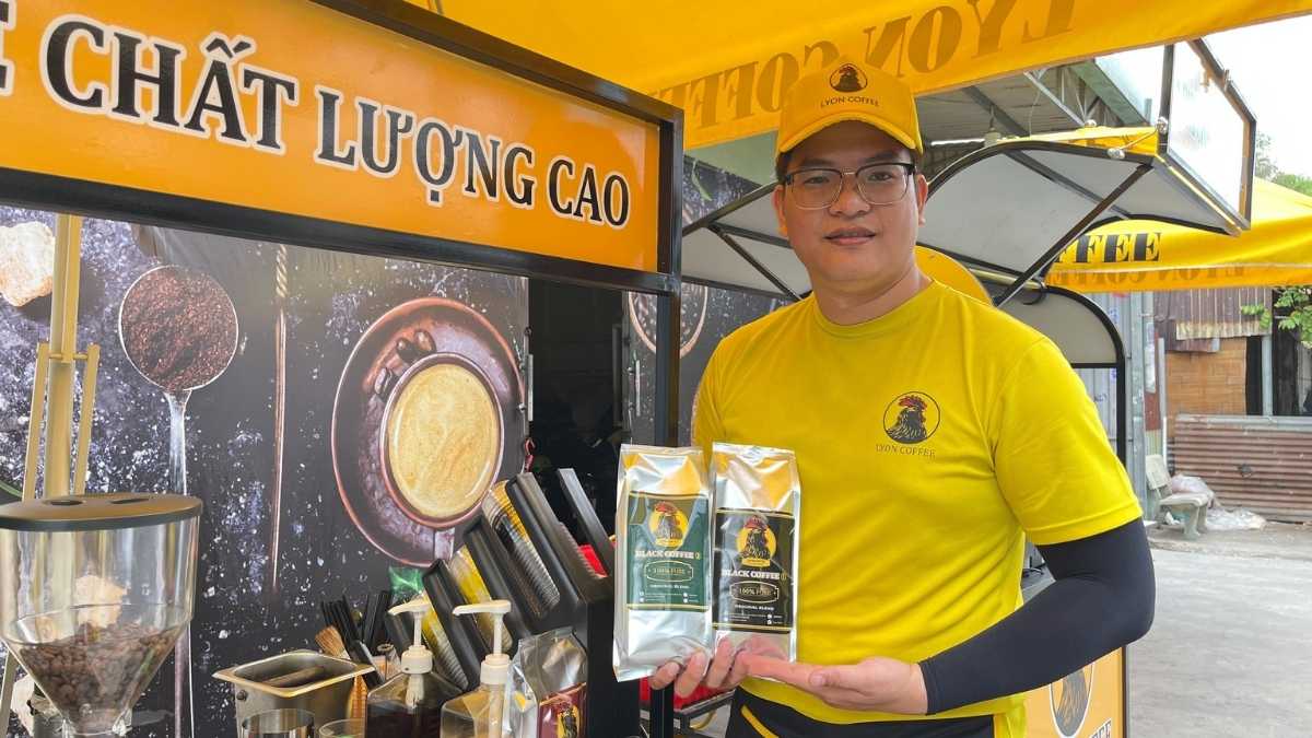  Nhân viên Lyon Coffee pha chế cà phê hạt nguyên chất tại Hà Nội