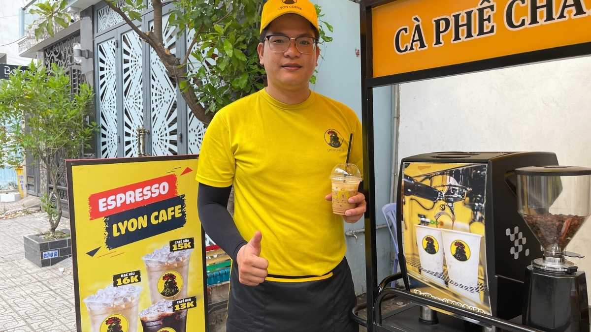  Nhân viên Lyon Coffee pha chế cà phê hạt nguyên chất tại Vĩnh Long