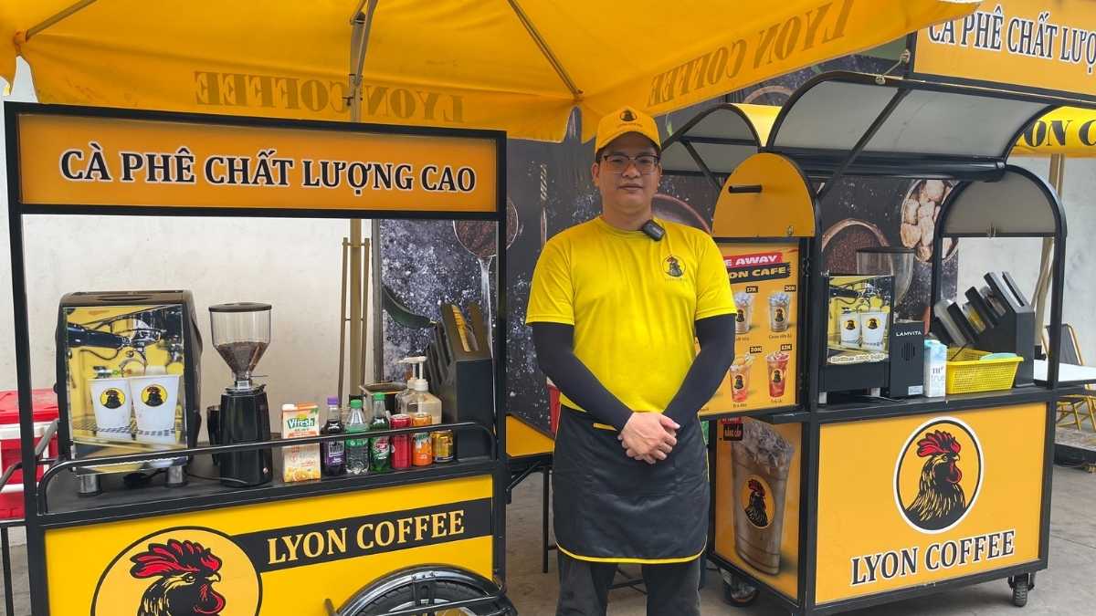  Nhân viên Lyon Coffee pha chế cà phê hạt nguyên chất tại Trà Vinh