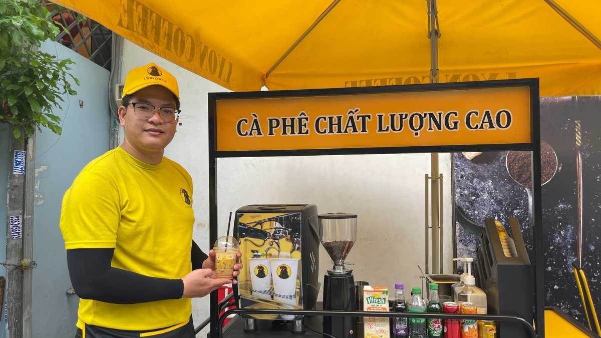  Nhân viên Lyon Coffee pha chế cà phê hạt nguyên chất tại Tiền Giang