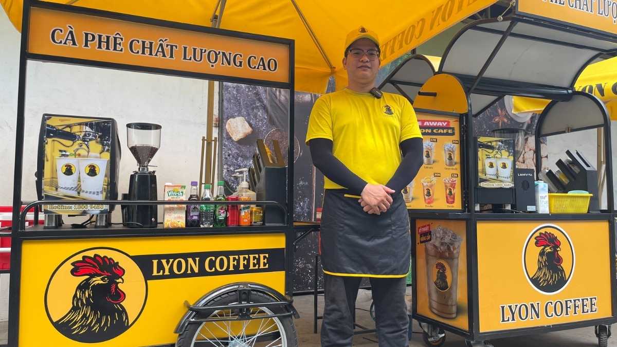  Nhân viên Lyon Coffee pha chế cà phê hạt nguyên chất tại Thái Bình