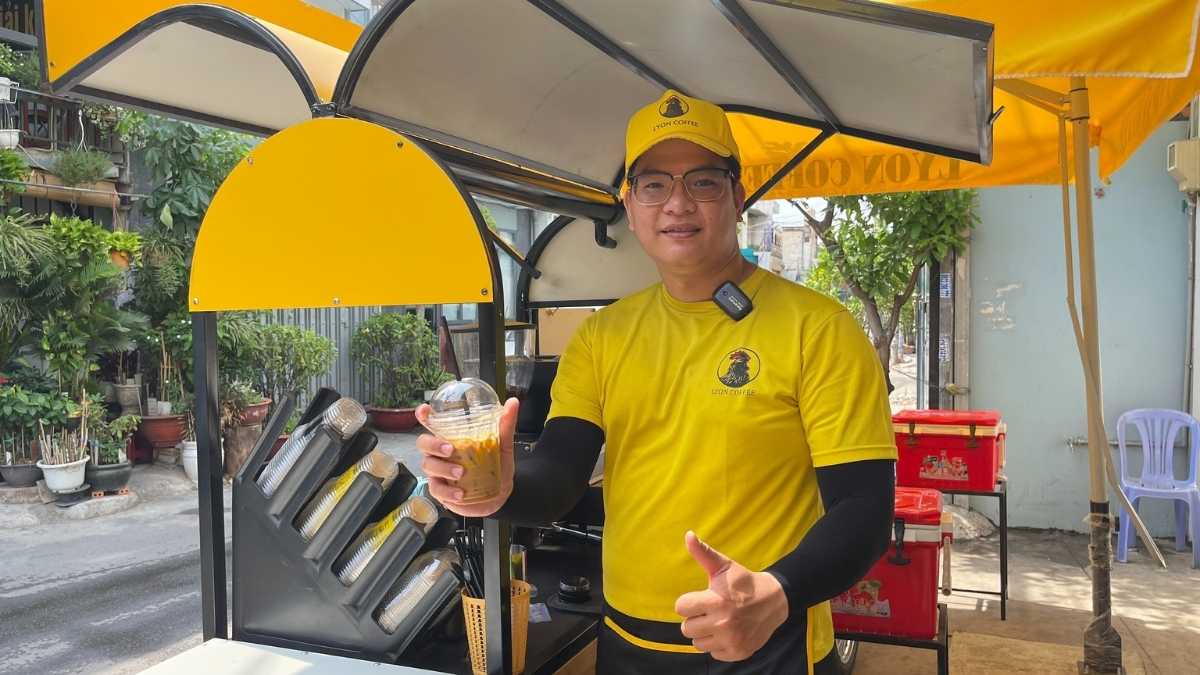  Nhân viên Lyon Coffee pha chế cà phê hạt nguyên chất tại Quảng Ninh