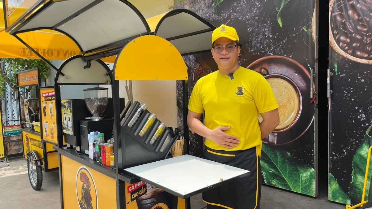 Nhân viên Lyon Coffee pha chế cà phê hạt nguyên chất tại Quận 9
