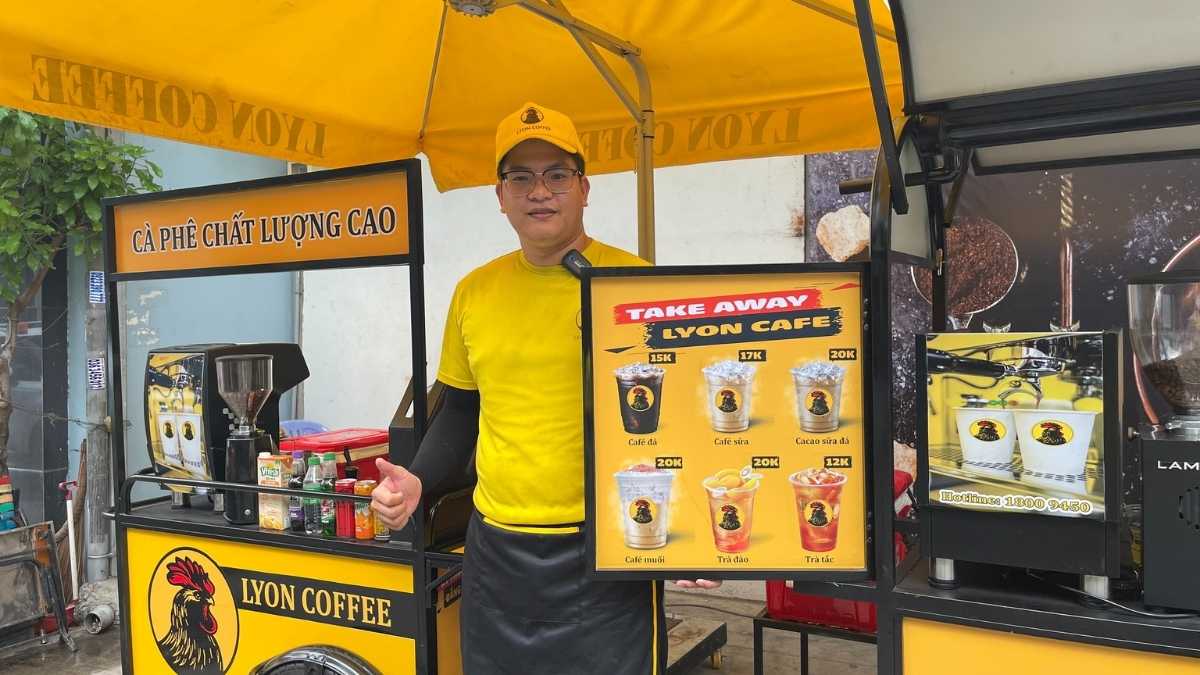  Nhân viên Lyon Coffee pha chế cà phê hạt nguyên chất tại Phú Yên