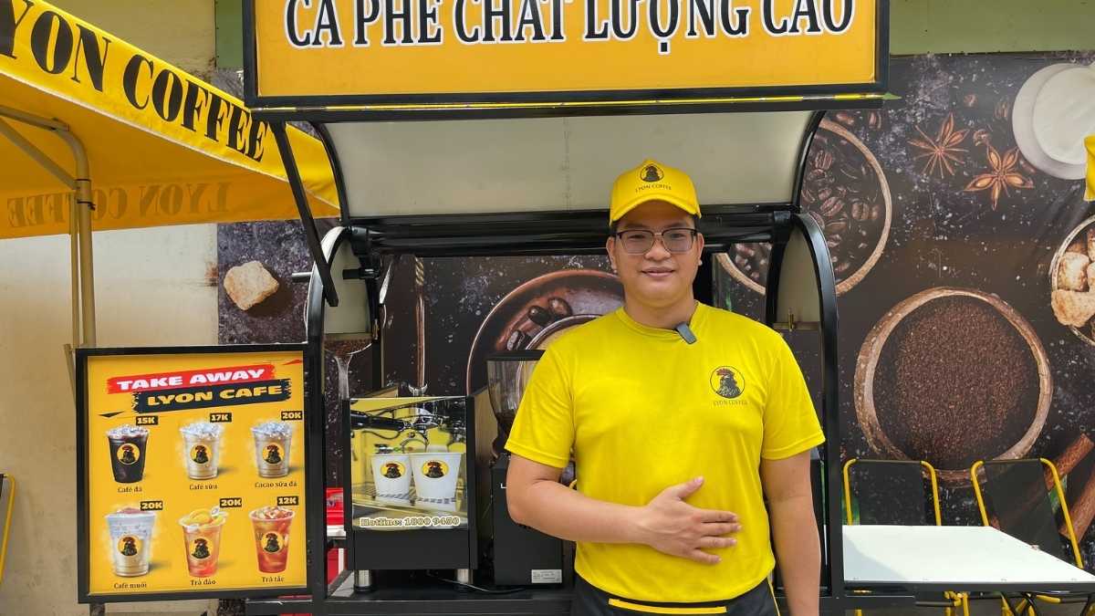  Nhân viên Lyon Coffee pha chế cà phê hạt nguyên chất tại Ninh Thuận