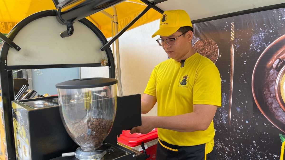  Nhân viên Lyon Coffee pha chế cà phê hạt nguyên chất tại Ninh Bình