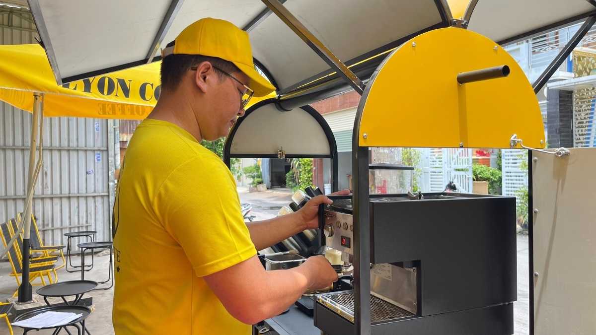  Nhân viên Lyon Coffee pha chế cà phê hạt nguyên chất tại Nghệ An